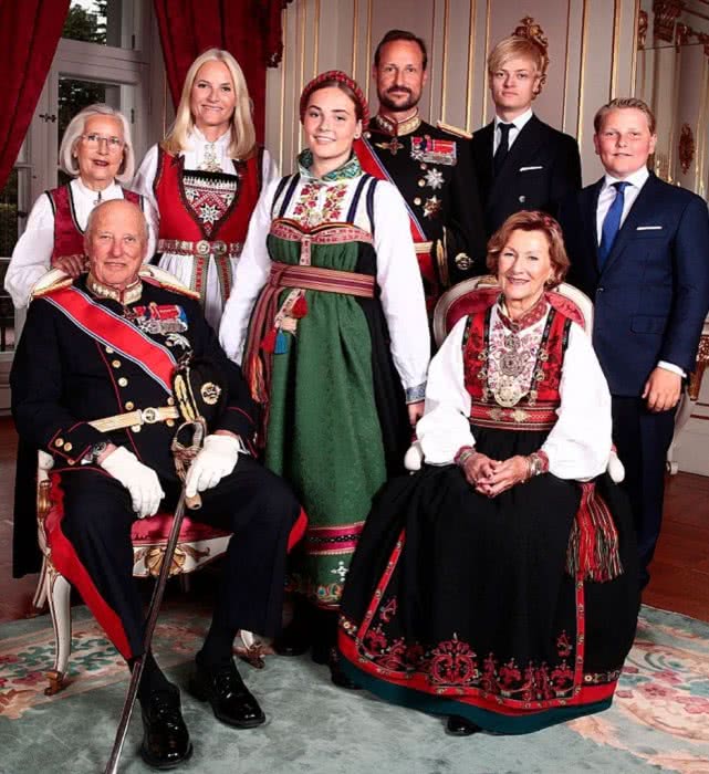 挪威王室圣诞全家福,15岁公主美出新高度,金发王妃这一年太艰辛