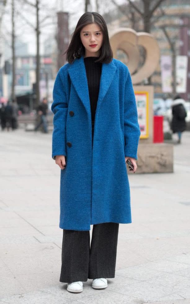 藏蓝色风衣内搭什么颜色衣服好看(蓝色毛衣搭配什么颜色外套)