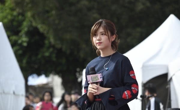 记者许逸群/台北报导 「毕业歌女神」许维芳今(9日)现身华山ettoday