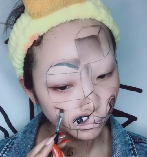 小姐姐脸上画"五官分离妆",开始感觉被骗了,看到成品:被吓一跳!
