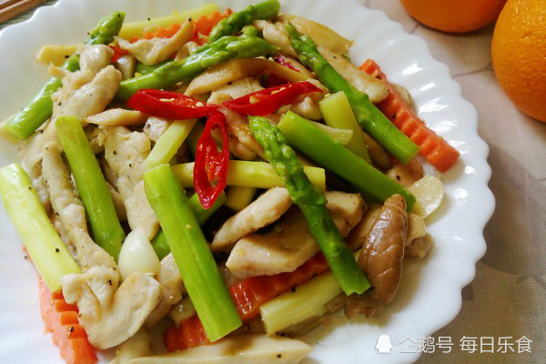 清淡可口的鸡肉炒芦笋