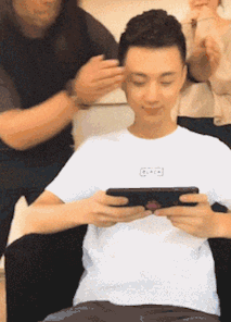 搞笑gif图 都在这里洗澡呢 你乱喷什么水你 都喷到我身上了