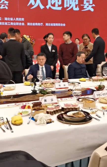 马云现身活动,看到他吃的东西,网友:估计一口也吃不起!