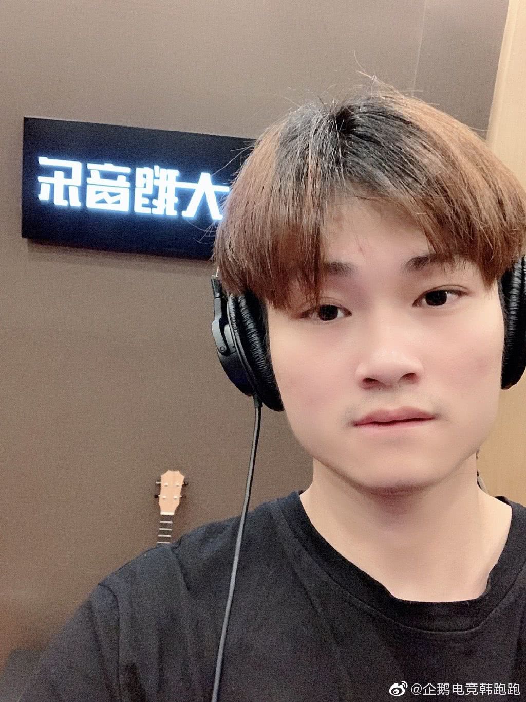 电竞主播韩跑跑:从足疗服务员到粉丝百万,他给家乡修了祠堂