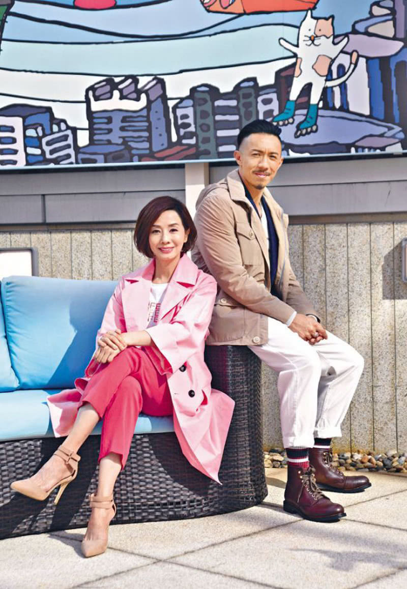 毛舜筠为75岁丈夫庆生,吊带背心锁骨迷人,俩女儿浓眉大眼像妈妈