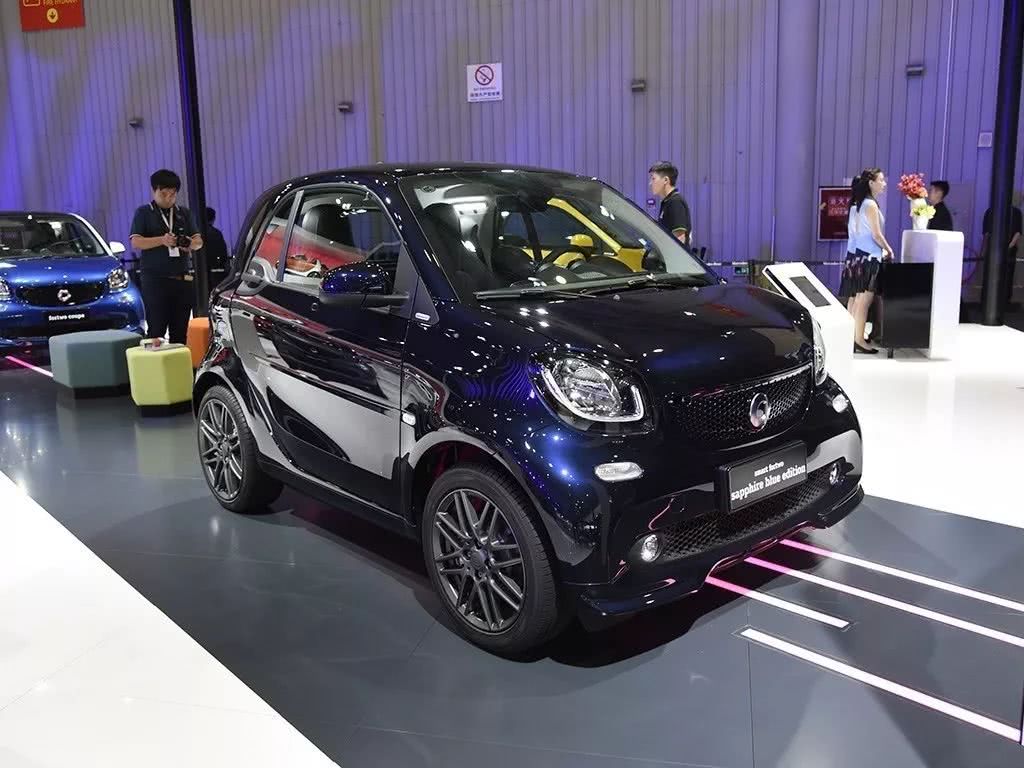 国内街头现身独特的奔驰smart,车主:这是我买宾利送的!