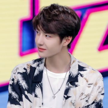 王一博不适合演霸道总裁?看看他扯领带的样子,网友:你敢拍吗?