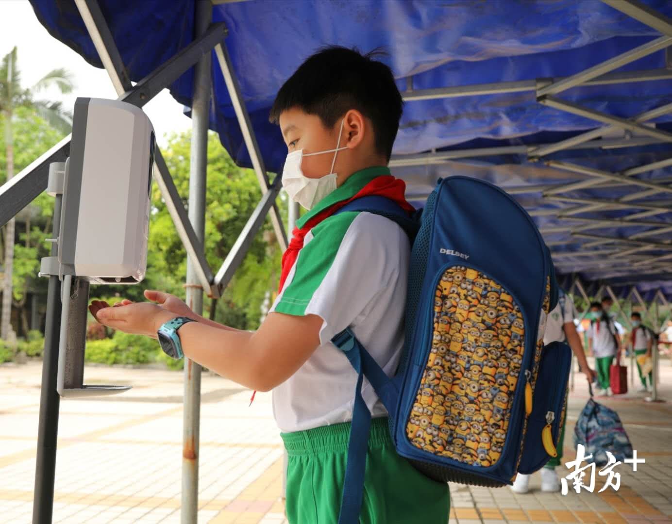 广州荔湾坑口小学:用隔板隔出安全空间供学生午餐,午休