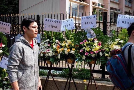 香港七旬清洁工罗伯被砸死 向佐去吊唁表示会捐款