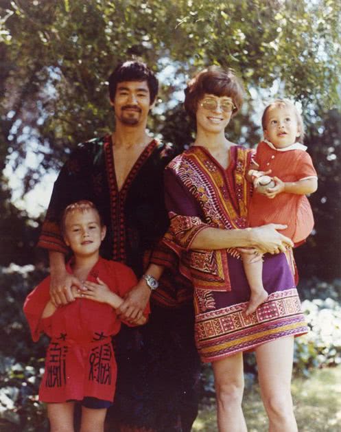 李小龙的家庭合照,1970年代,李小龙基金会提供 展出物品包括李小龙的