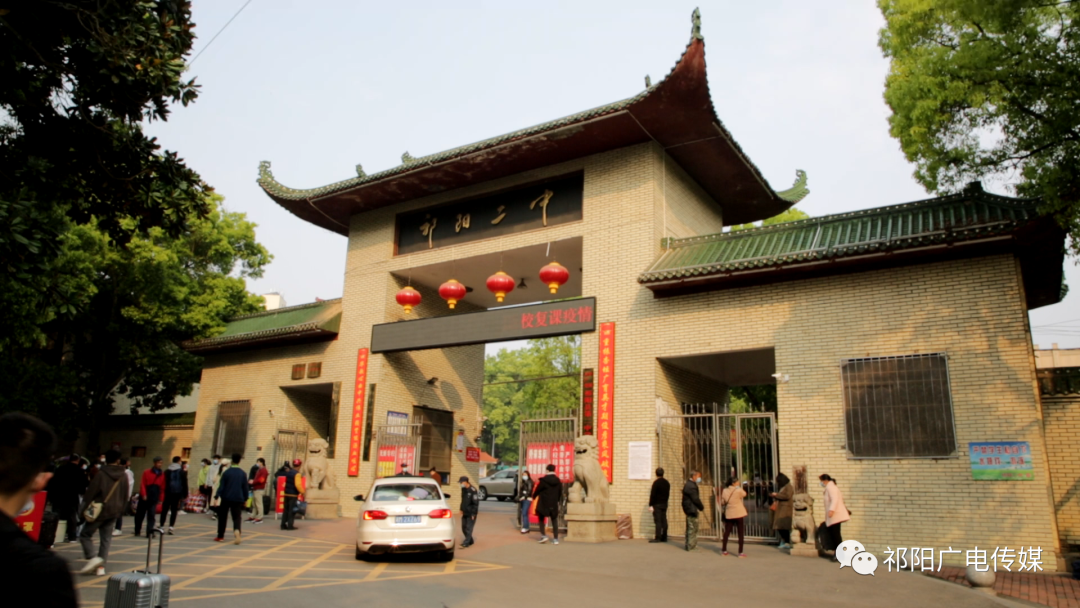 开学第一天:学生"对号入座"单向就餐