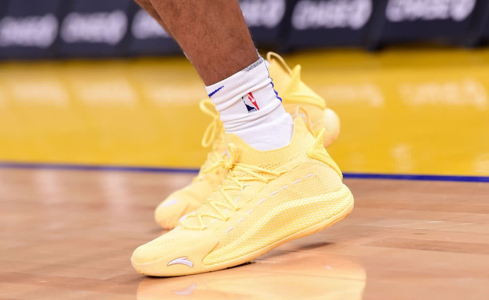 埃文斯脚踩汤普森5代复出回归!上脚球鞋没毛病,颜色亮瞎眼!