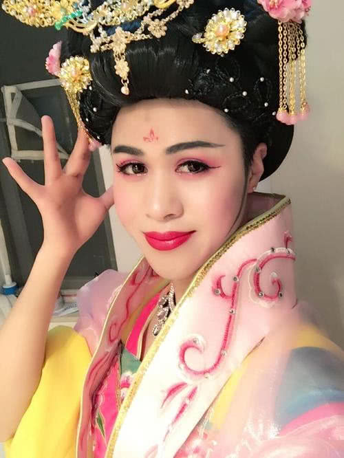 河北老人男扮女装30年,终日浓妆艳抹却遭妻女断绝关系,如今怎样