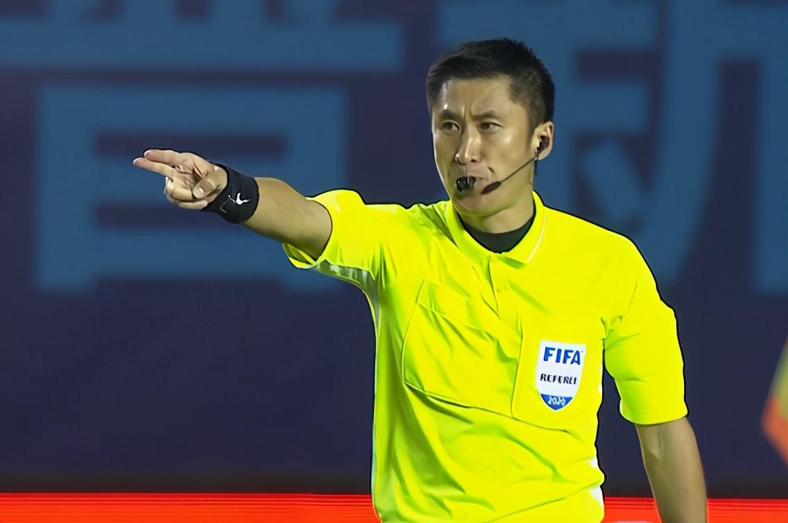 马宁吹掉武汉2个角球,谁注意武汉教练抗议的姿态