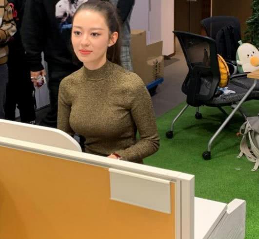 吉娜的"纸片腰"火了,路人镜头下的三围,让网友彻底炸锅!