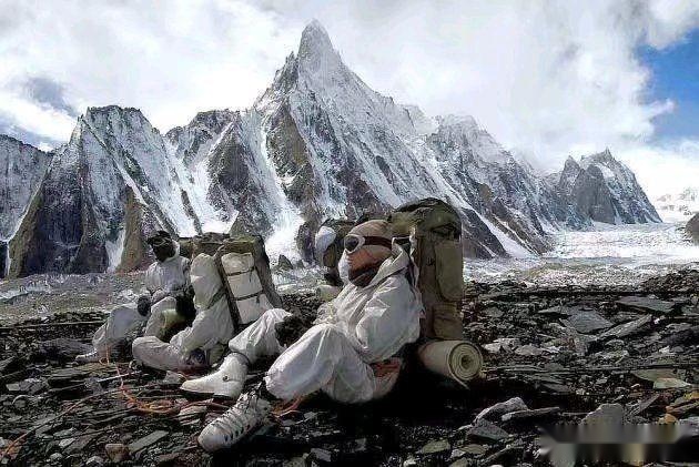 深夜零下15度,印军士兵被冻死在哨位:数万人困守山顶藏进壕沟