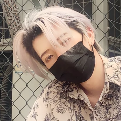 七鹤大人理发店晒新发型,谁注意他拿手机的姿势?一般人真办不到