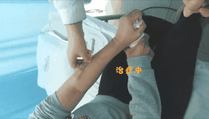 将针具刺入皮下层,针尖稍提缓缓推进,待针体全部进入,行扇形扫散手法