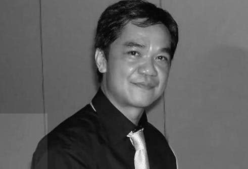 金牌坏人黄光亮曝近况,笑容满面与女贴面合影,曾为生活四处走穴