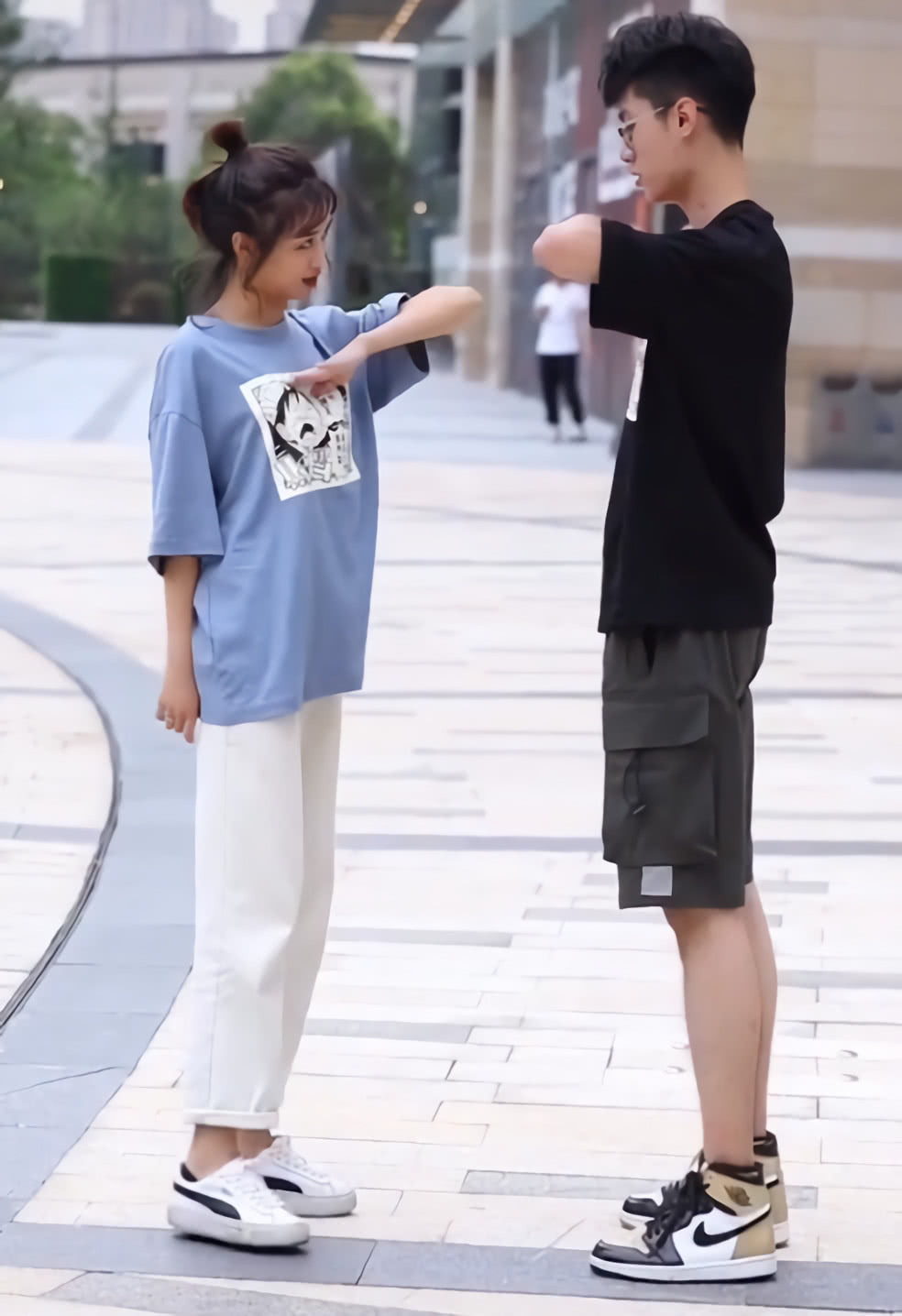 最甜情侣为脚下鞋子代言:"你穿aj,我配puma",安排!