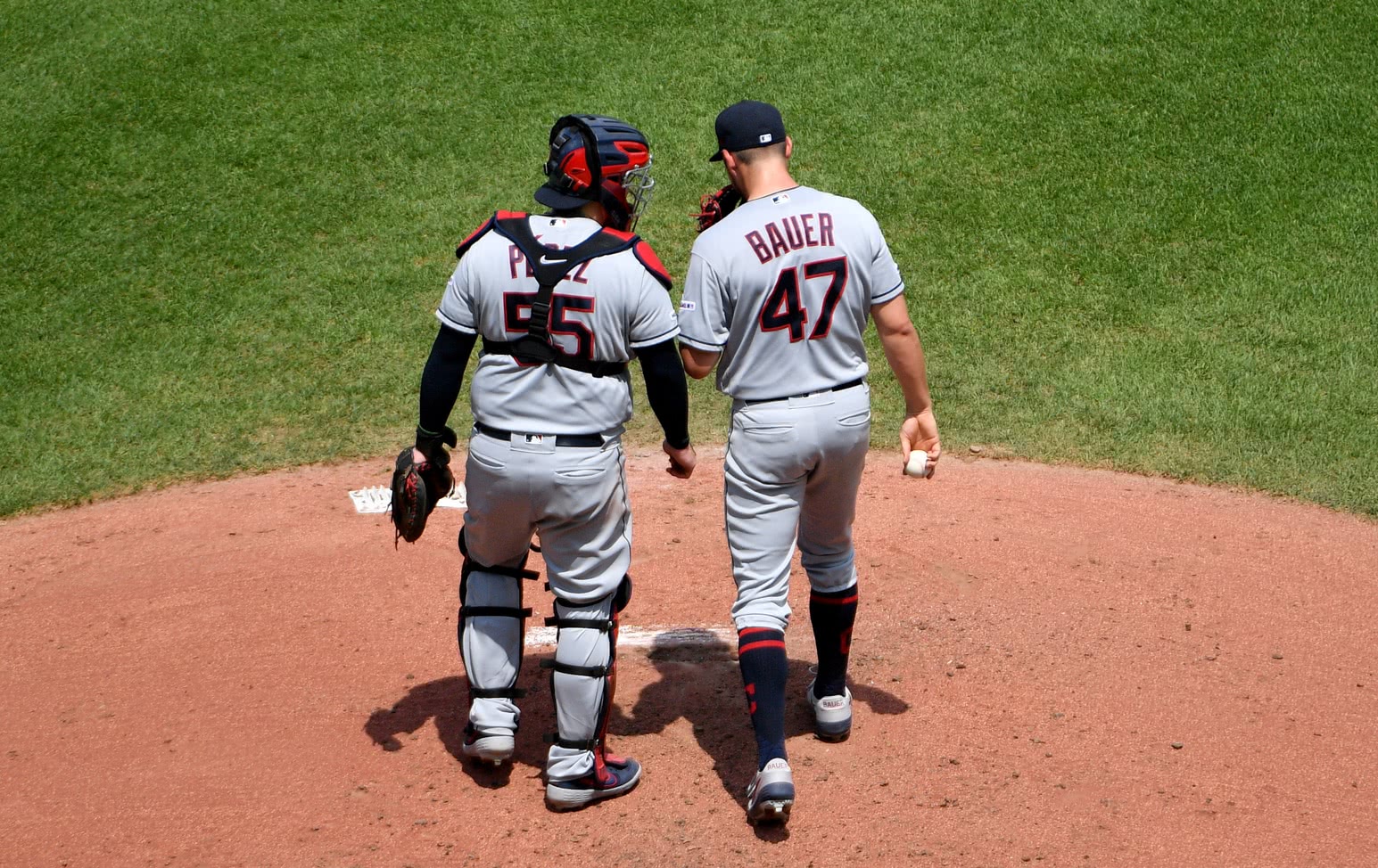 mlb印第安人投手鲍尔情绪崩溃 被换下场前将球投出场外