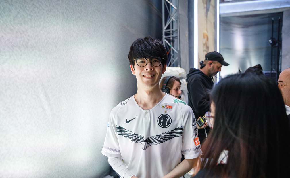 韩国主播回顾theshy职业之路,当着faker的面挂机,成