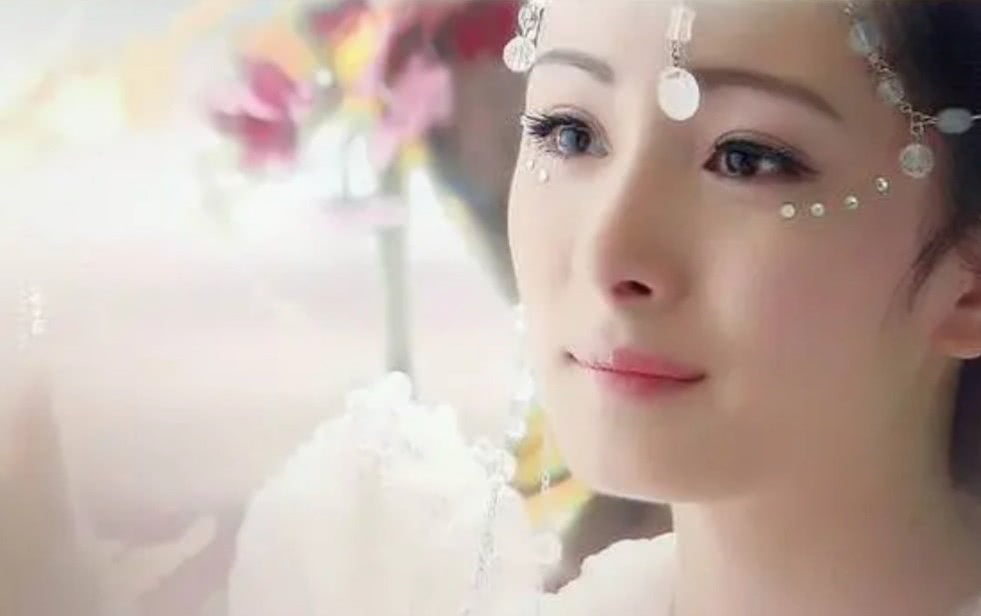 杨幂从小就很优秀,小时候曾和周星驰同框