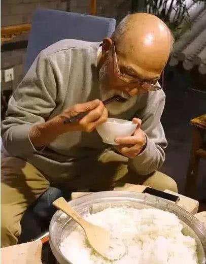 日本国宝级美食家,来到中国之后却遭到质疑:这个还需要研究?