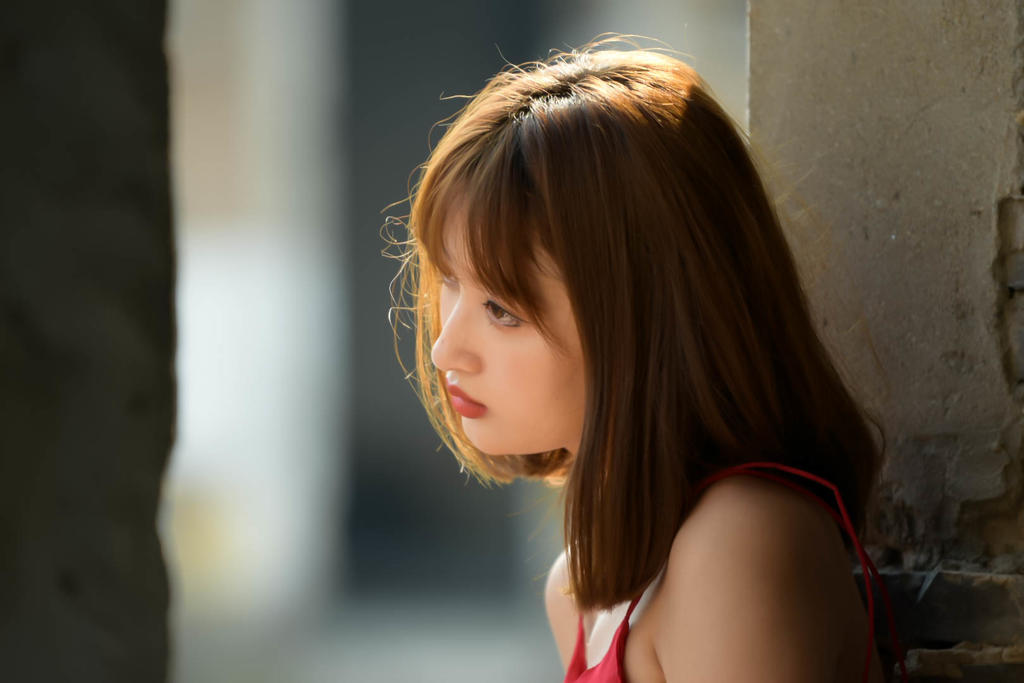 含着愁怨的女子-看点快报