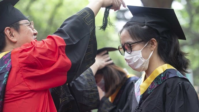 今年这所大学五千学子唱送别