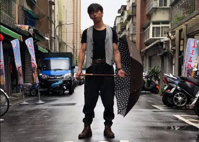 《我不是药神》中的黄毛,发型和穿着邋遢至极,现实中却是型男