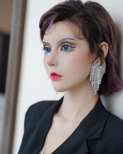 为何芭比迪丽拉一直"嘟着嘴",看到她微笑的样子,好像懂了其中缘由