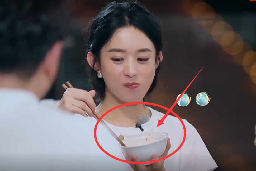 赵丽颖忙活一天,晚上吃饭时,谁注意她碗里边的饭量?太真实了!