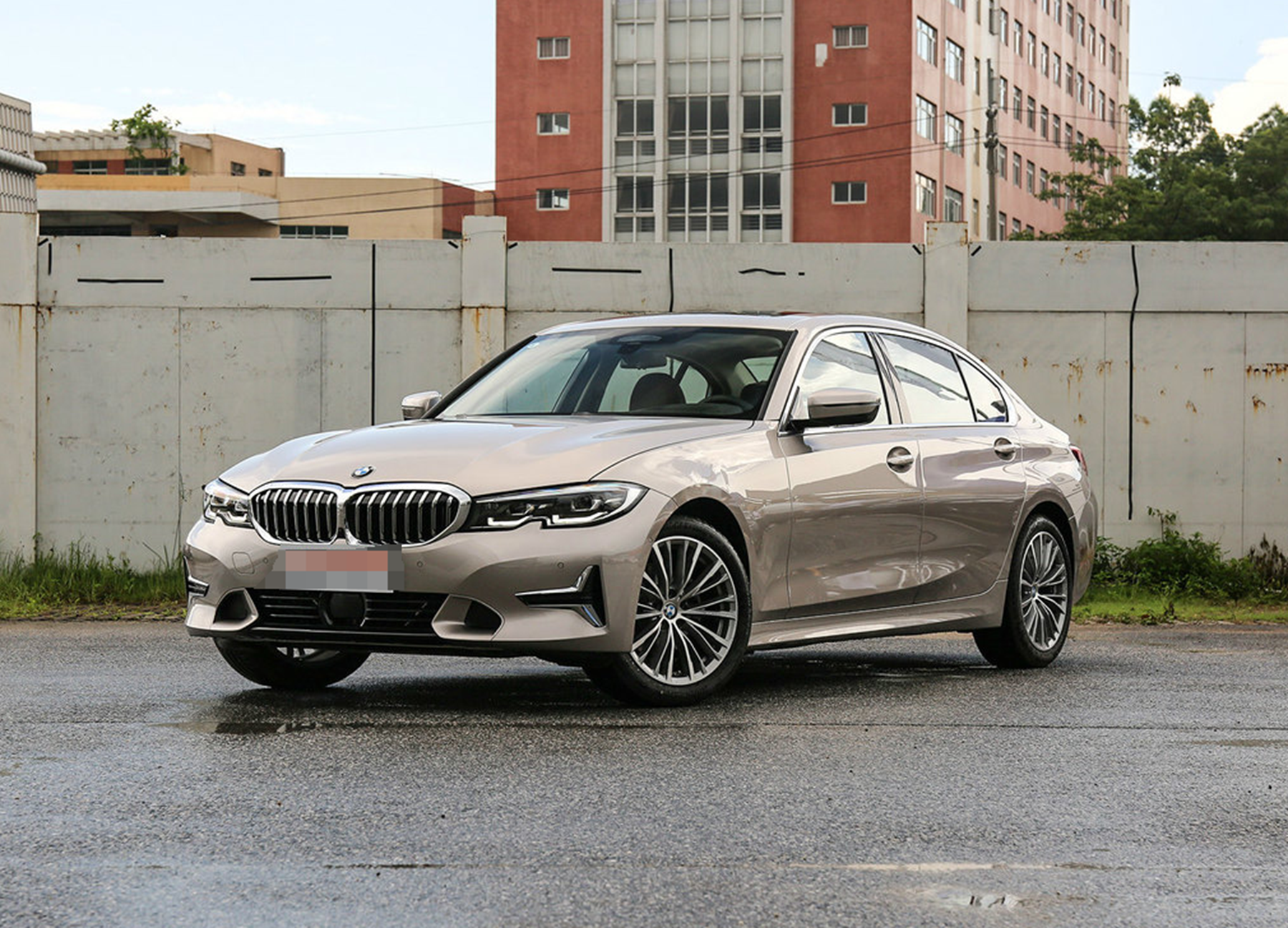 宝马3系打响"价格战"!一口气跌至24万,网友:奔驰c不香了