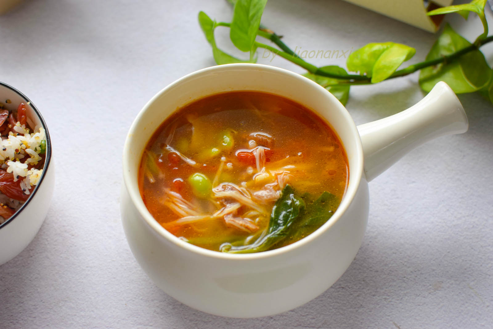 用牛肉煮汤,这方法最简单,切切煮煮就做好,咸鲜开胃适合夏天