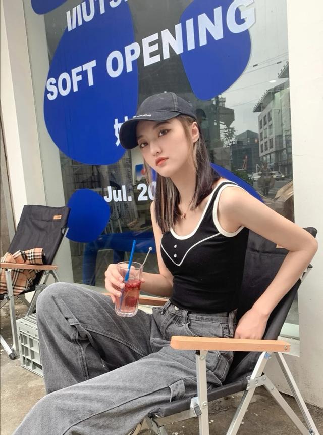 永不过时的牛仔元素,夏天一定不能少,怎么穿都是潮流女孩