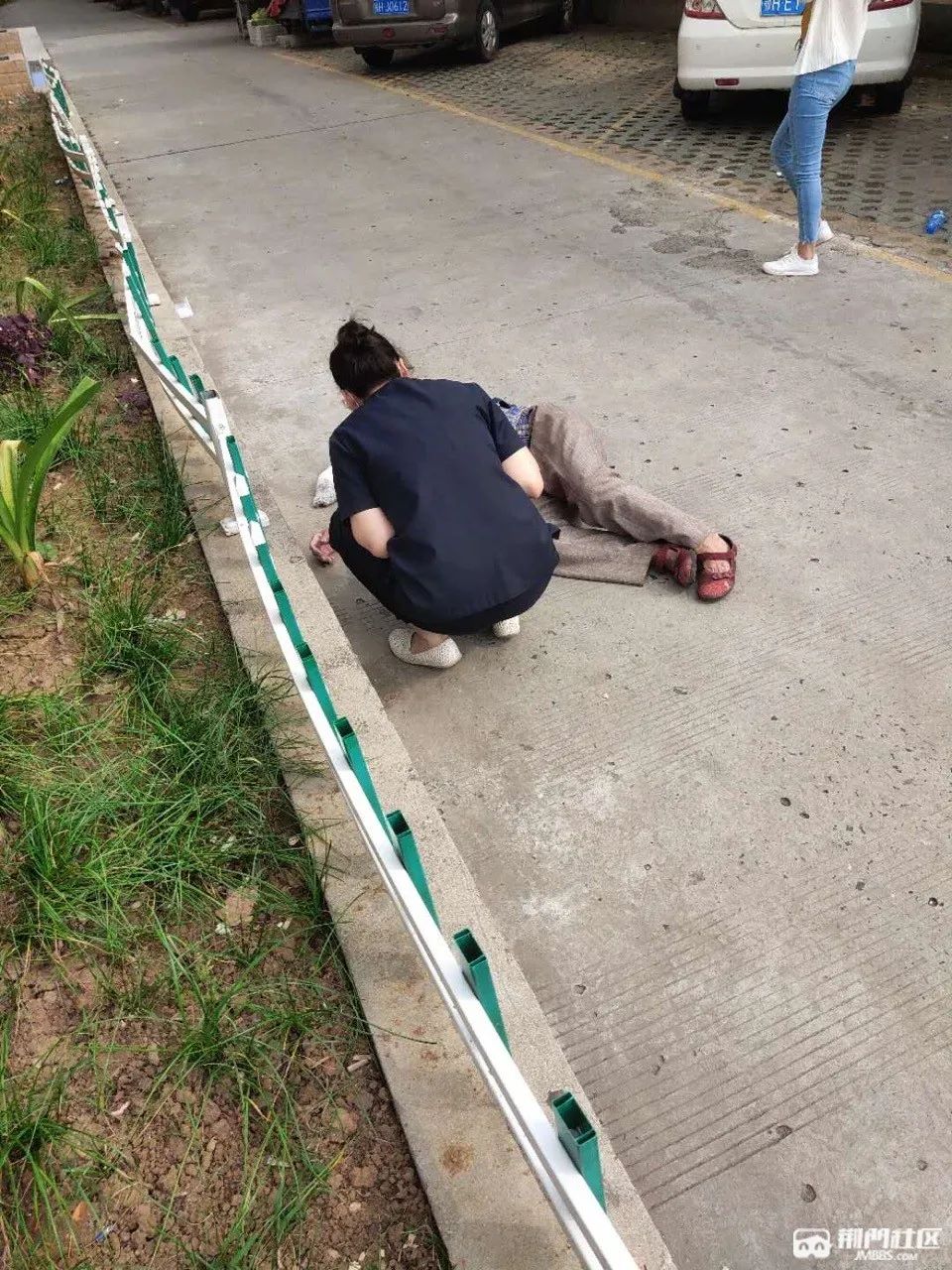 事发掇刀隆盛佳苑小区门口!一老人突然倒地不起,结果