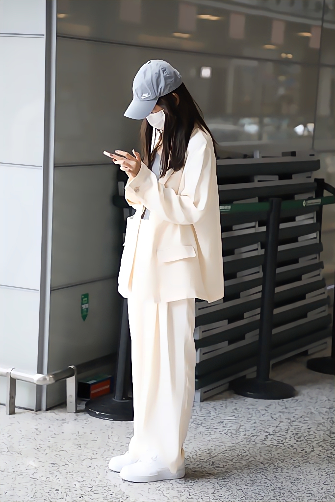 懒理陈赫被抵制张子萱靓丽出行 穿白西装扮酷产后身材超好