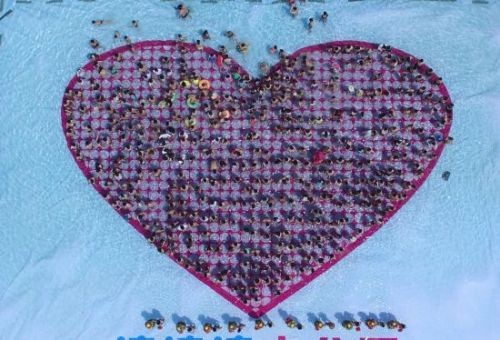 在水中拼出一个巨大的爱心.