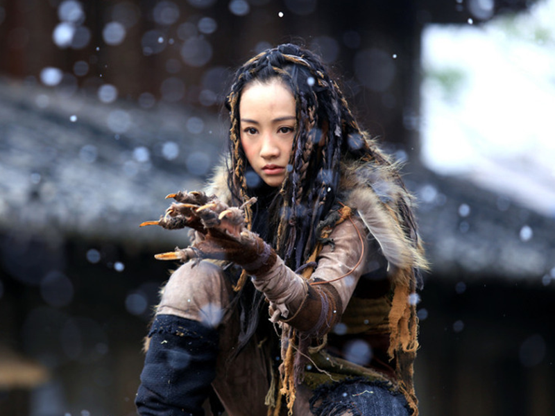 同样是女魔头:招摇有花钿,花千骨有眼线,仅凭双手的她最凶狠!