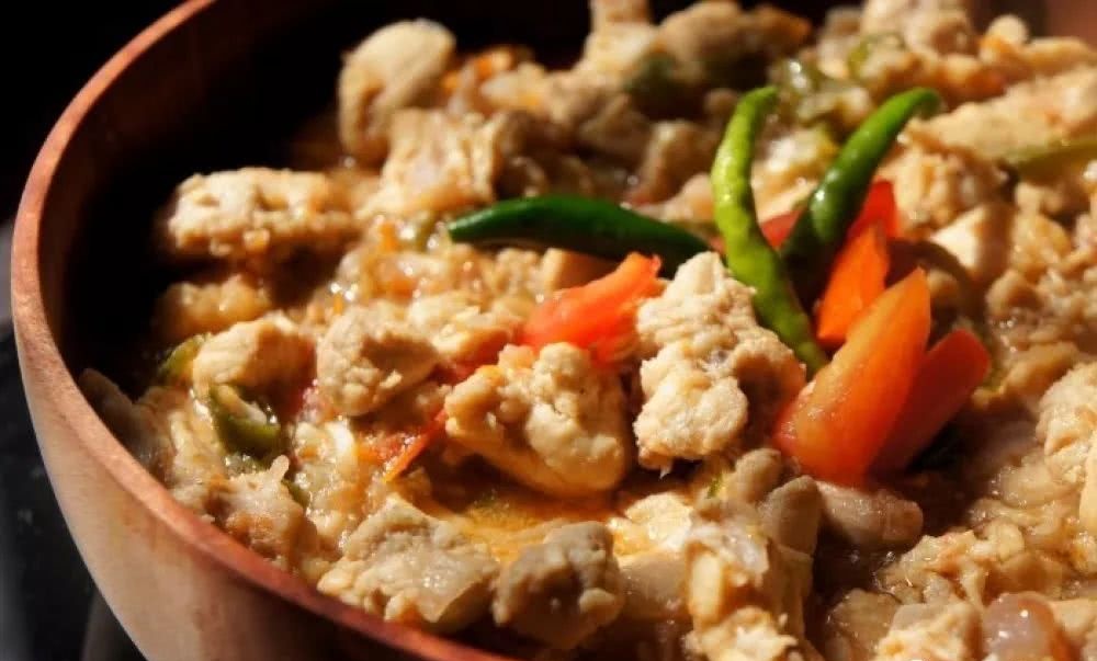 这是用辣椒,香菜和姜炖出来的鸡肉,不丹菜式喜欢用香料,这道菜口感