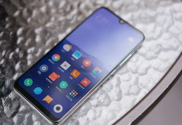 小米cc9e更像是小米9的小屏版本,工艺和手感都很不错,更加的精致.