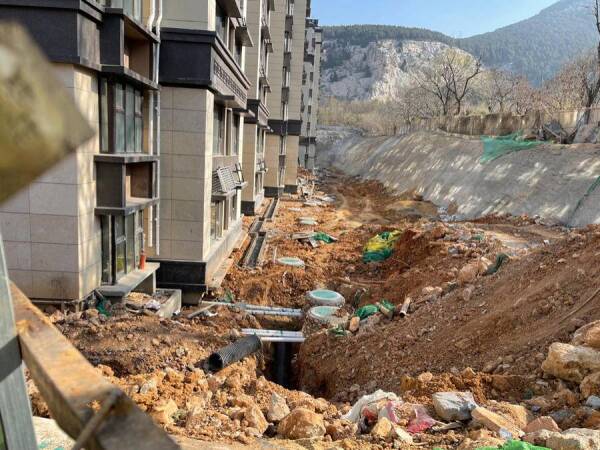 马上交房了小区公区仍是裸土，济南融汇爱都紫麟台愁坏业主