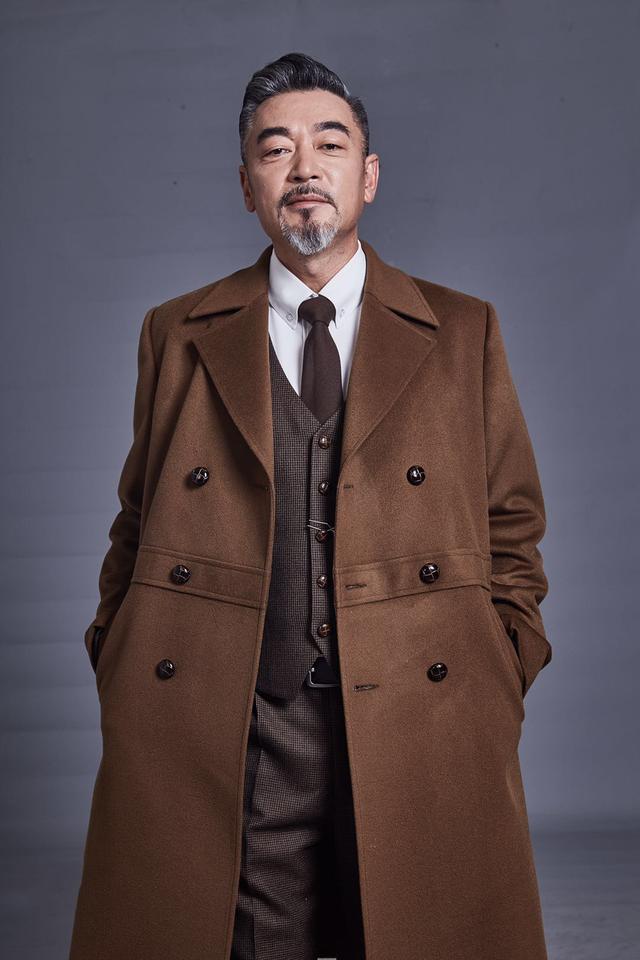 65岁寇振海近照曝光,容颜年轻不显老,气质却败给了一旁的何涌生