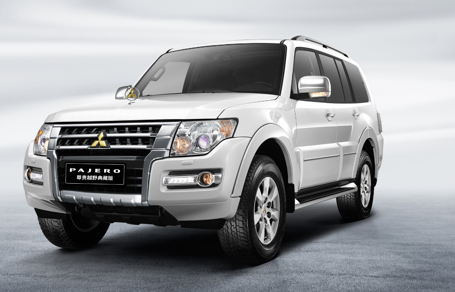 新增金色立标,外观气场倍增 帕杰罗尊贵越野典藏版上市售38.98万元