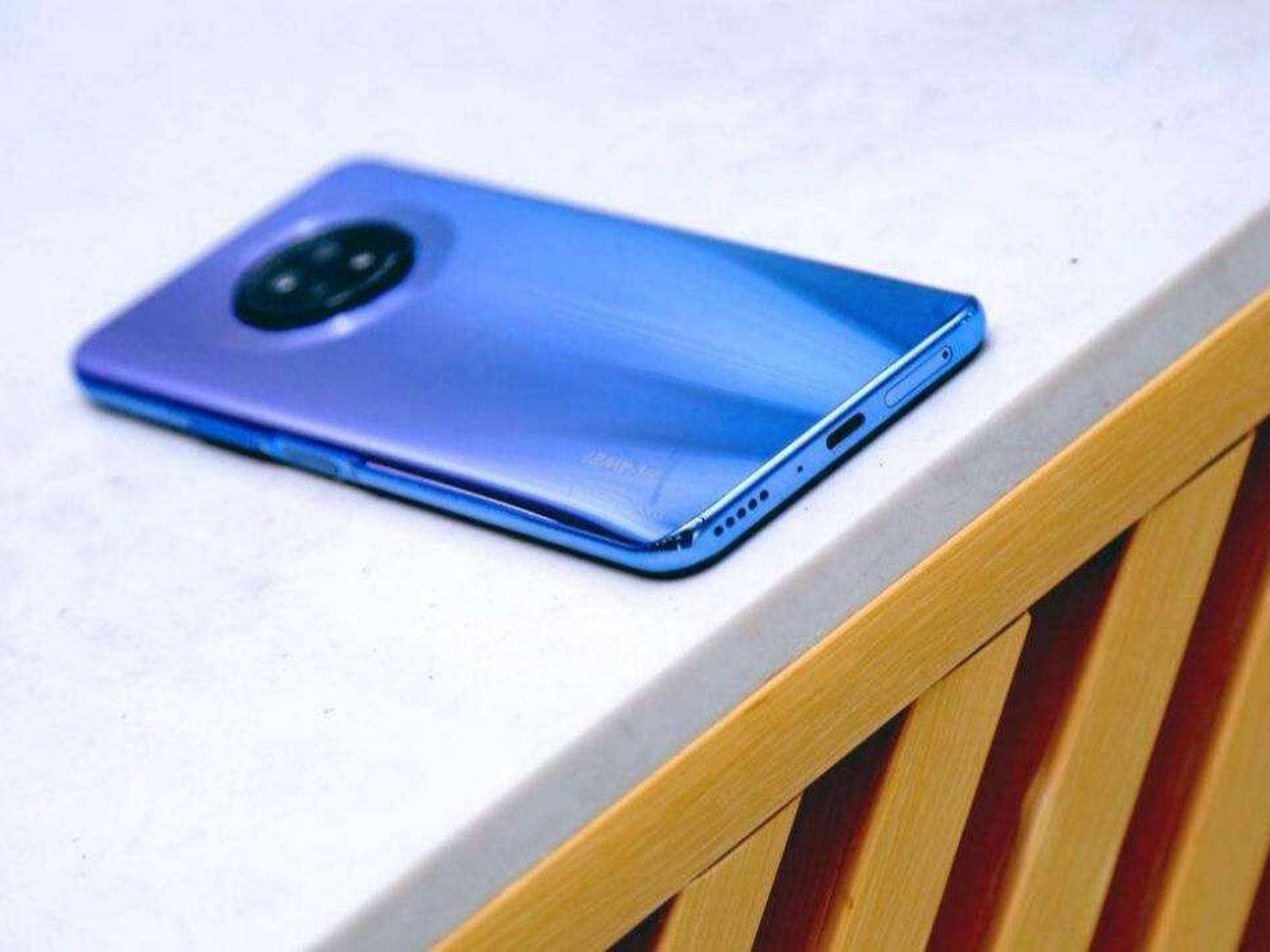 华为畅享20plus,起步配置6 128gb,定价2299;8 128gb,定价2499.