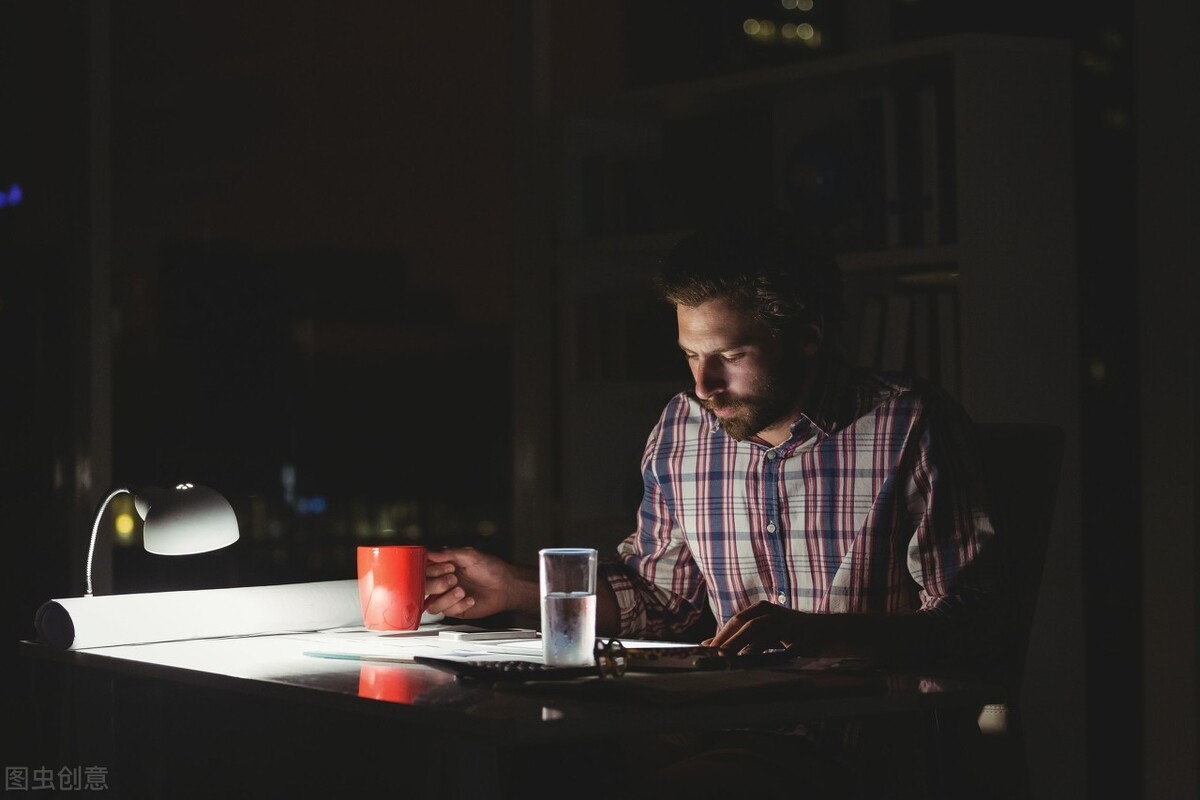 单位半夜打电话给你,让你通知领导明天早上8点参会,该怎么做?