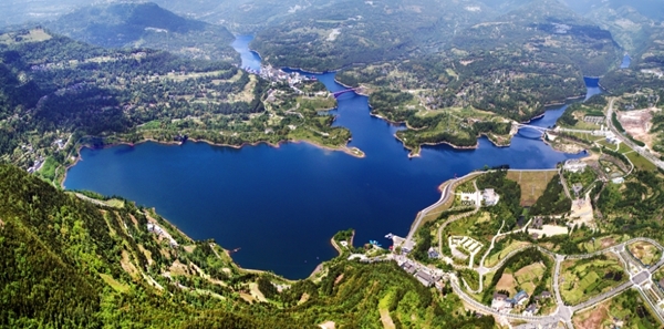 7月3日,他和邓勇军配合,对恩阳河特大桥8号桥墩进行混凝土浇筑前的