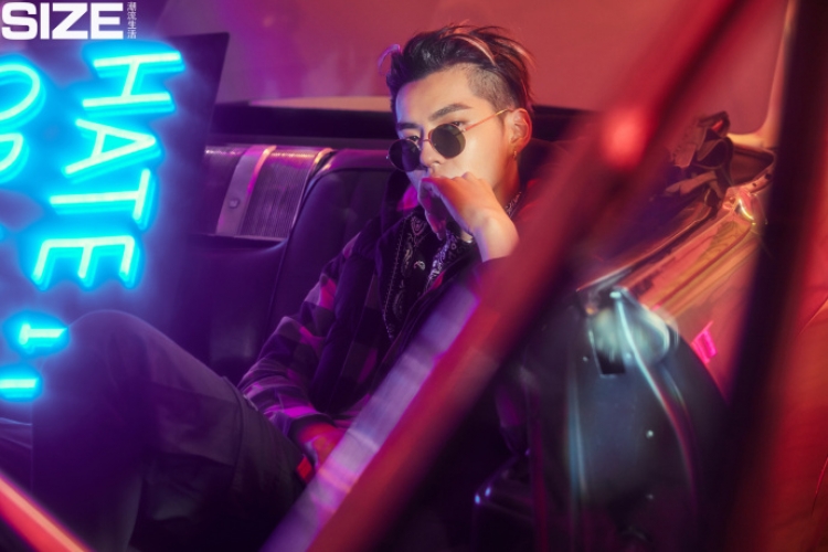 换下小脏辫,挑染发色的吴亦凡依然嘻哈范儿十足