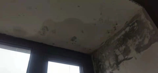 青岛胶州花样年·碧云湾新房裂缝、漏水、构造柱一戳就掉渣，开发商拖了半年未解决